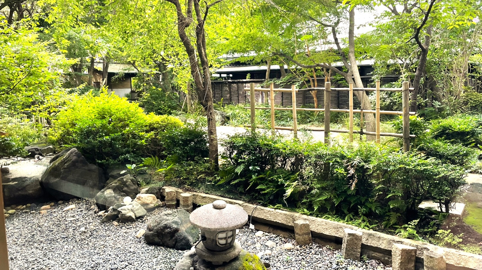 横浜駅至近の日本庭園2